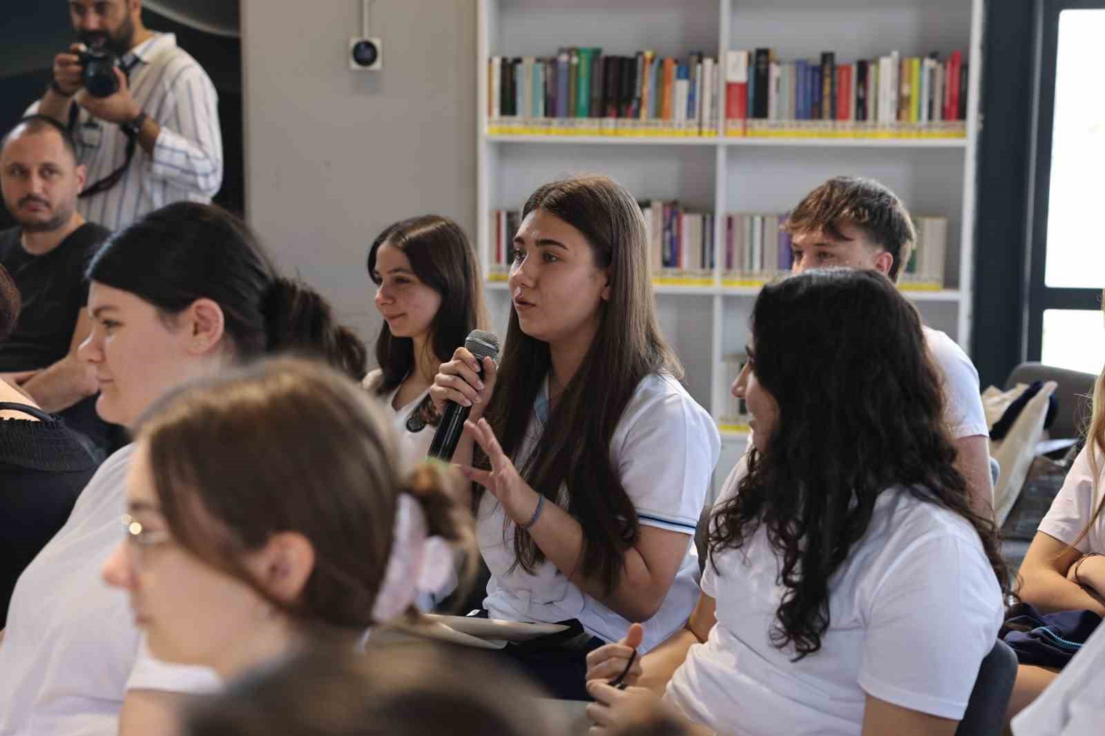 Genç oyuncu, öğrencilere "Hababam Sınıfı"nı okudu
