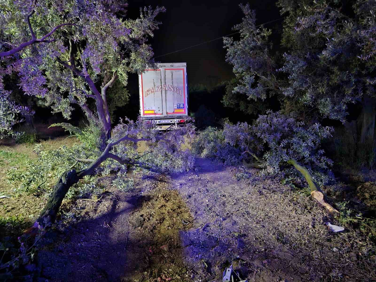 Tır otomobili biçti: 1 ölü, 1 yaralı
