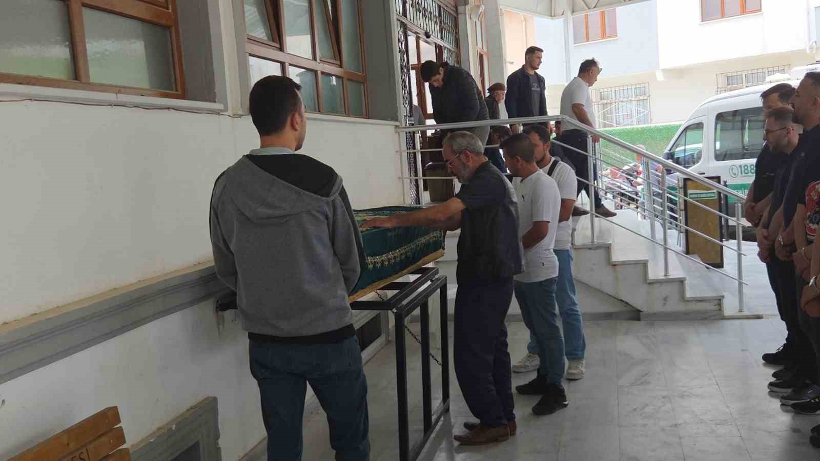 Bağ evinde balta ile öldürülen 25 yaşındaki genç adam toprağa verildi
