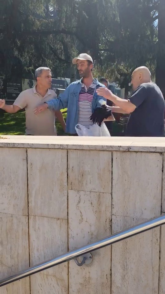 Önce küfürler, sonra yumruklar havada uçuştu
