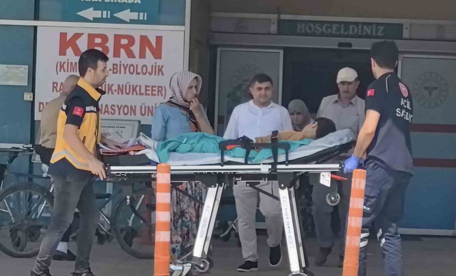 Bıçağın üzerine düşen çocuk ağır yaralandı

