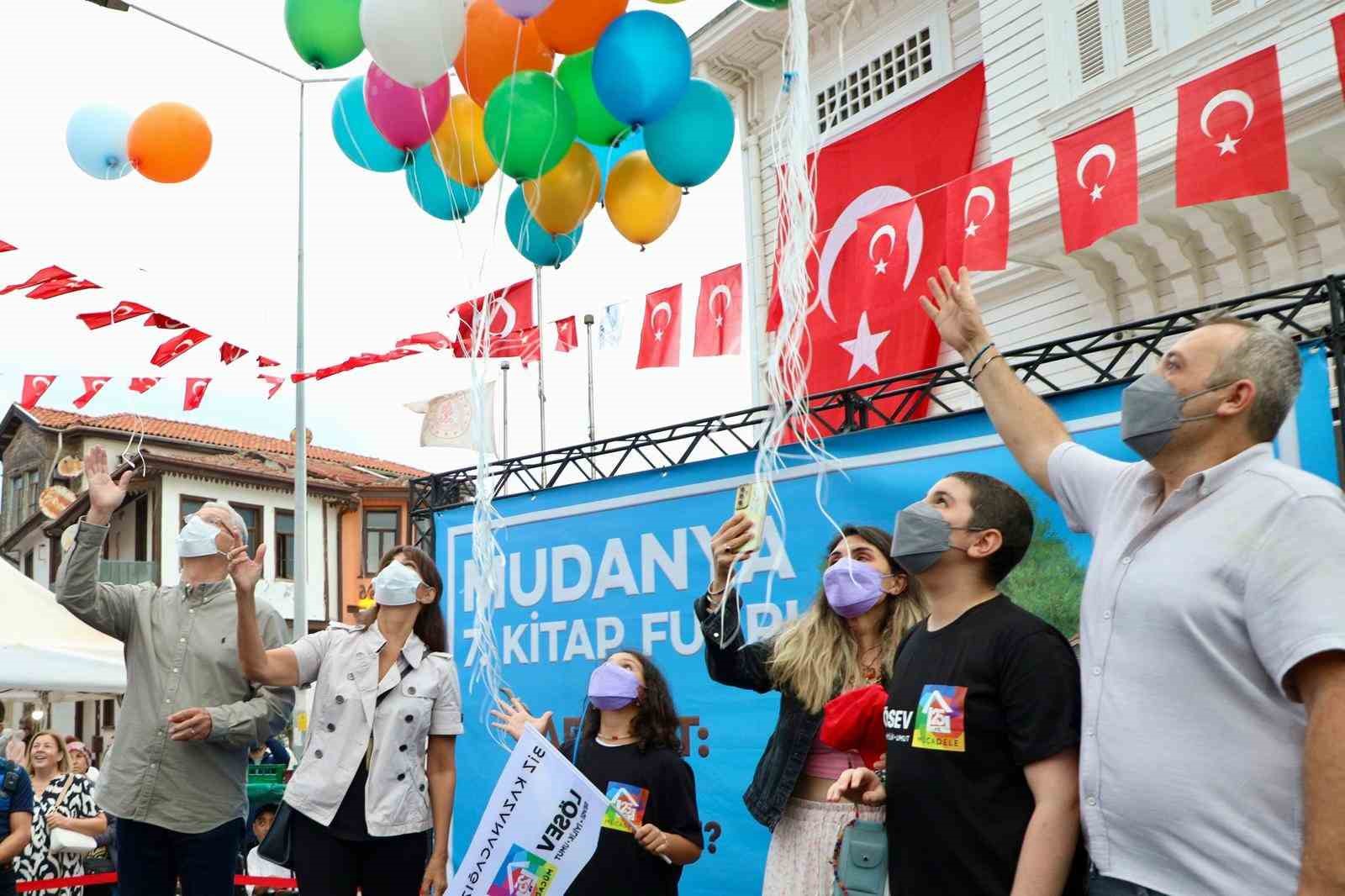 Lösemiyi yenen 11 yaşındaki Ali Demir için binlerce balon göğe yükseldi
