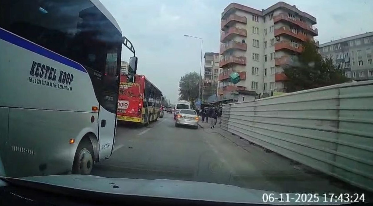 Bursa’da trafikte yol verme tartışması kamerada
