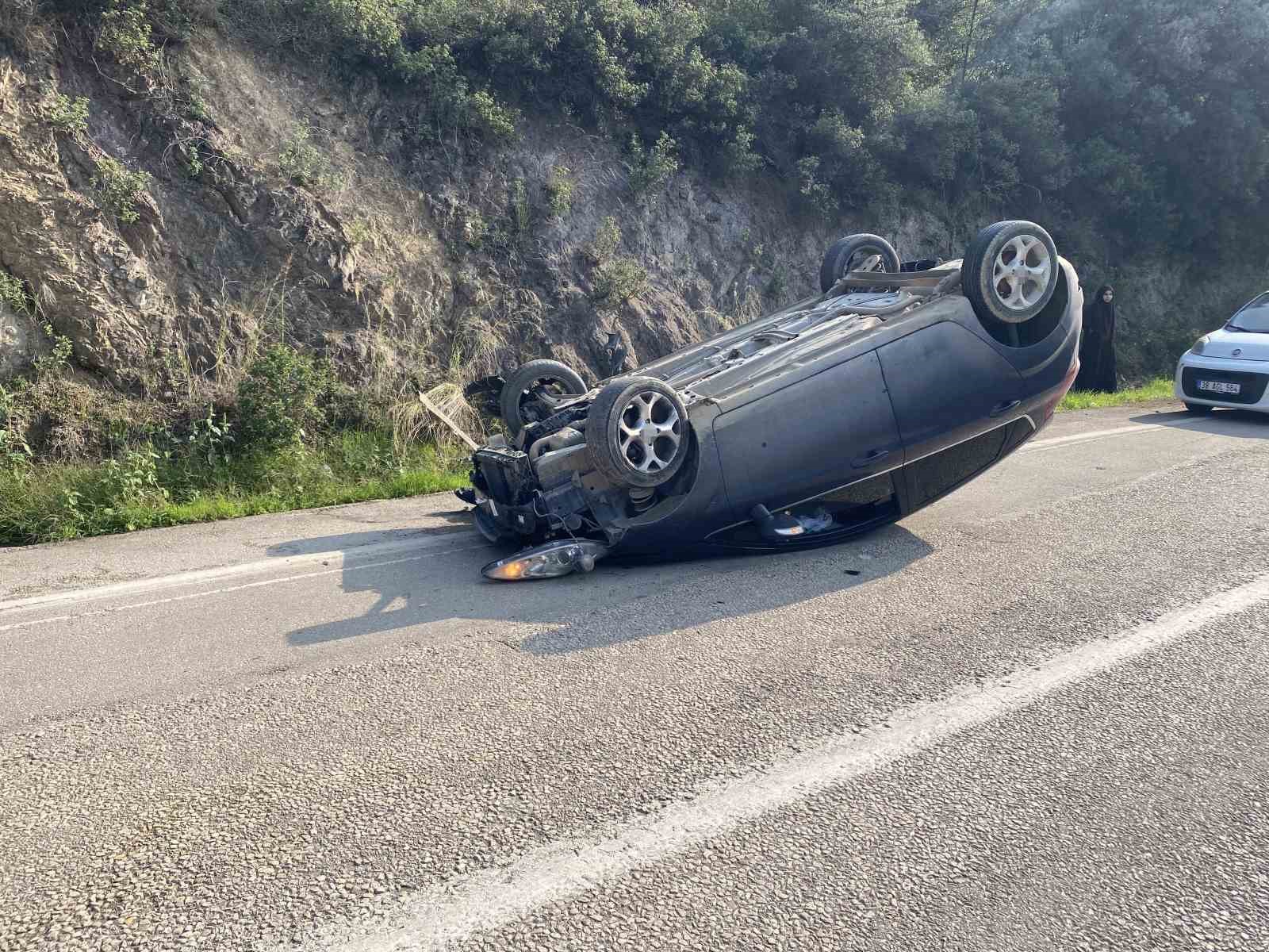 Kayalara çarpan otomobil takla attı, emniyet kemeri sayesinde kurtuldular