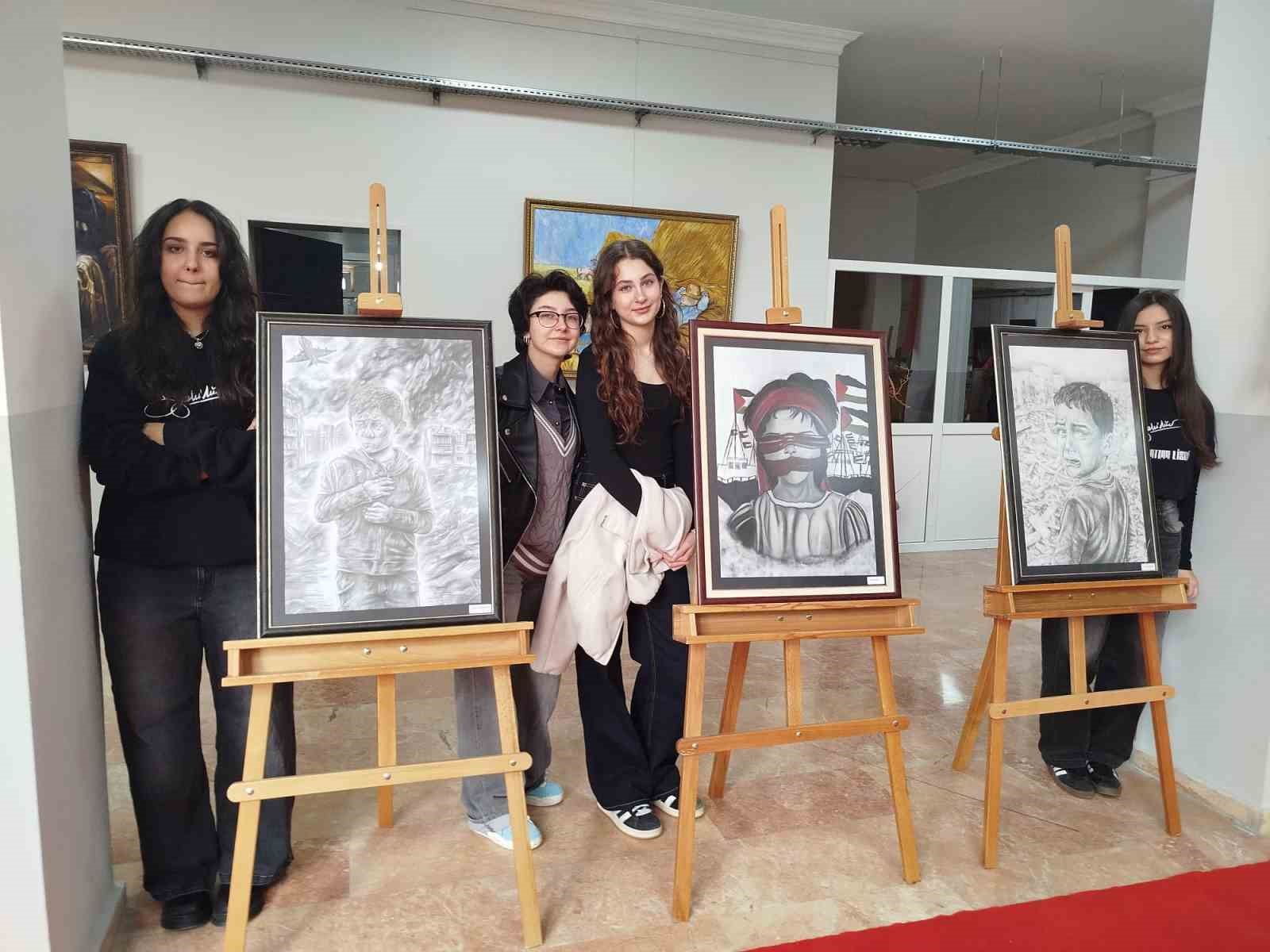 Genç ressamlar Gazzeli çocukların acısını resmetti
