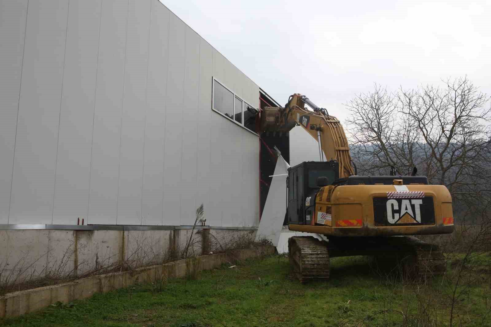 Nilüfer’de iki kaçak iş yeri yıkıldı
