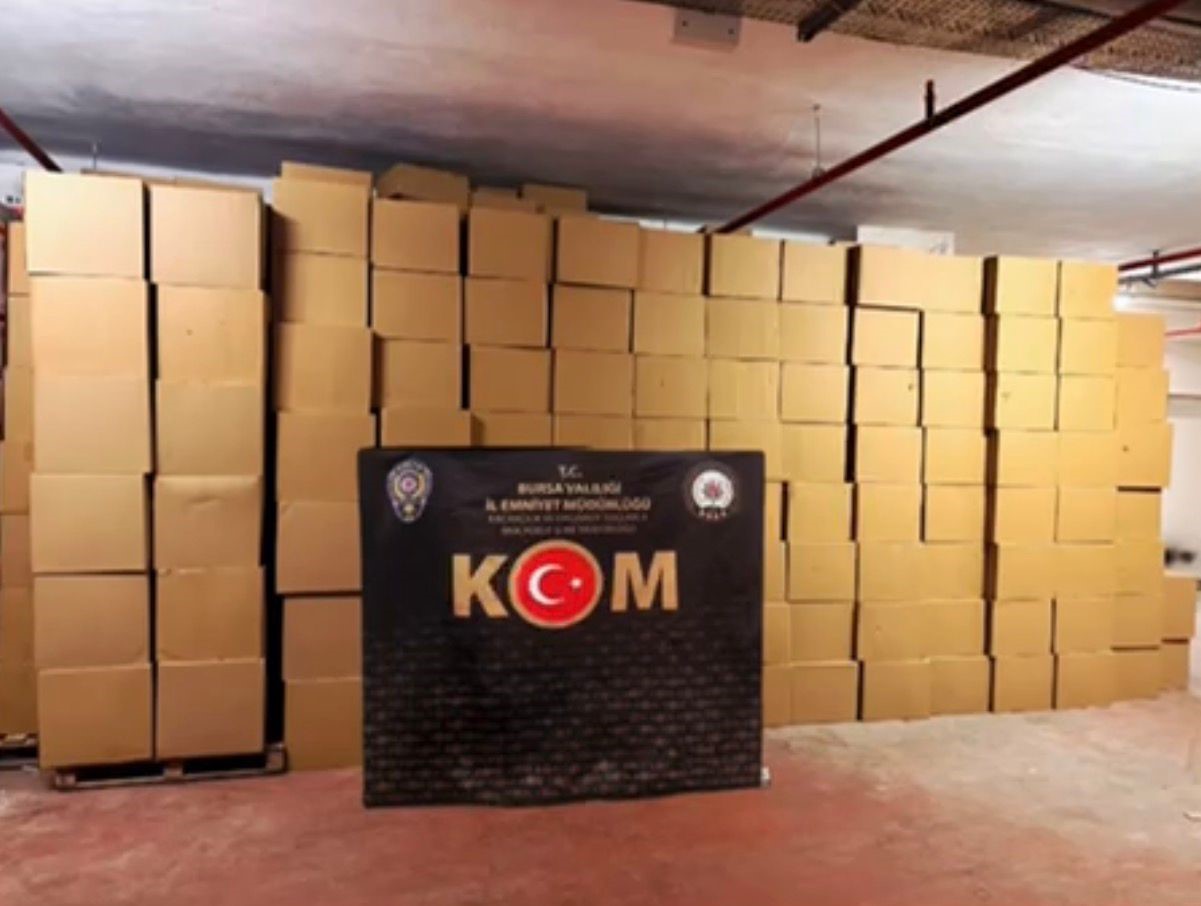 Bursa’da dev kaçak tütün operasyonu...Milyonlarca makaron ele geçirildi
