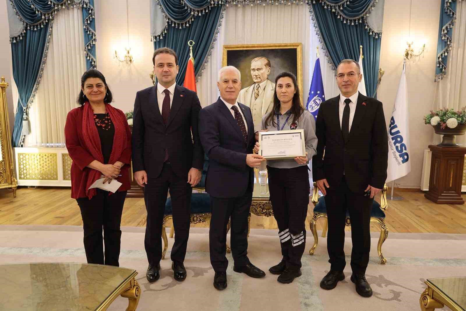 Örnek güvenlik görevlisine Başkan Bozbey’den tebrik
