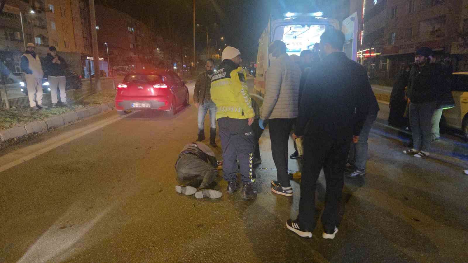 Motosiklet yayaya çarptı: 2 yaralı
