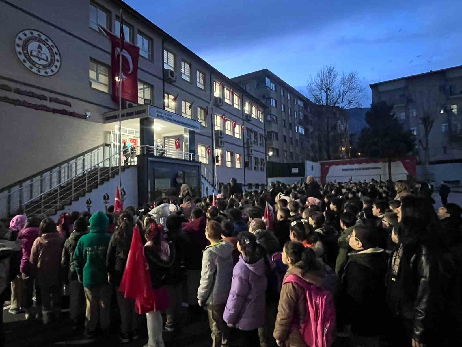 Bursa’da minik öğrenciler, depremde hayatını kaybedenleri unutmadı
