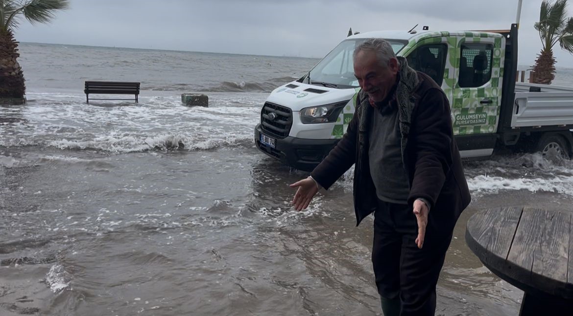 "Birazdan balıklar gelir" dedi, kuşlar sahil yolunda avladı
