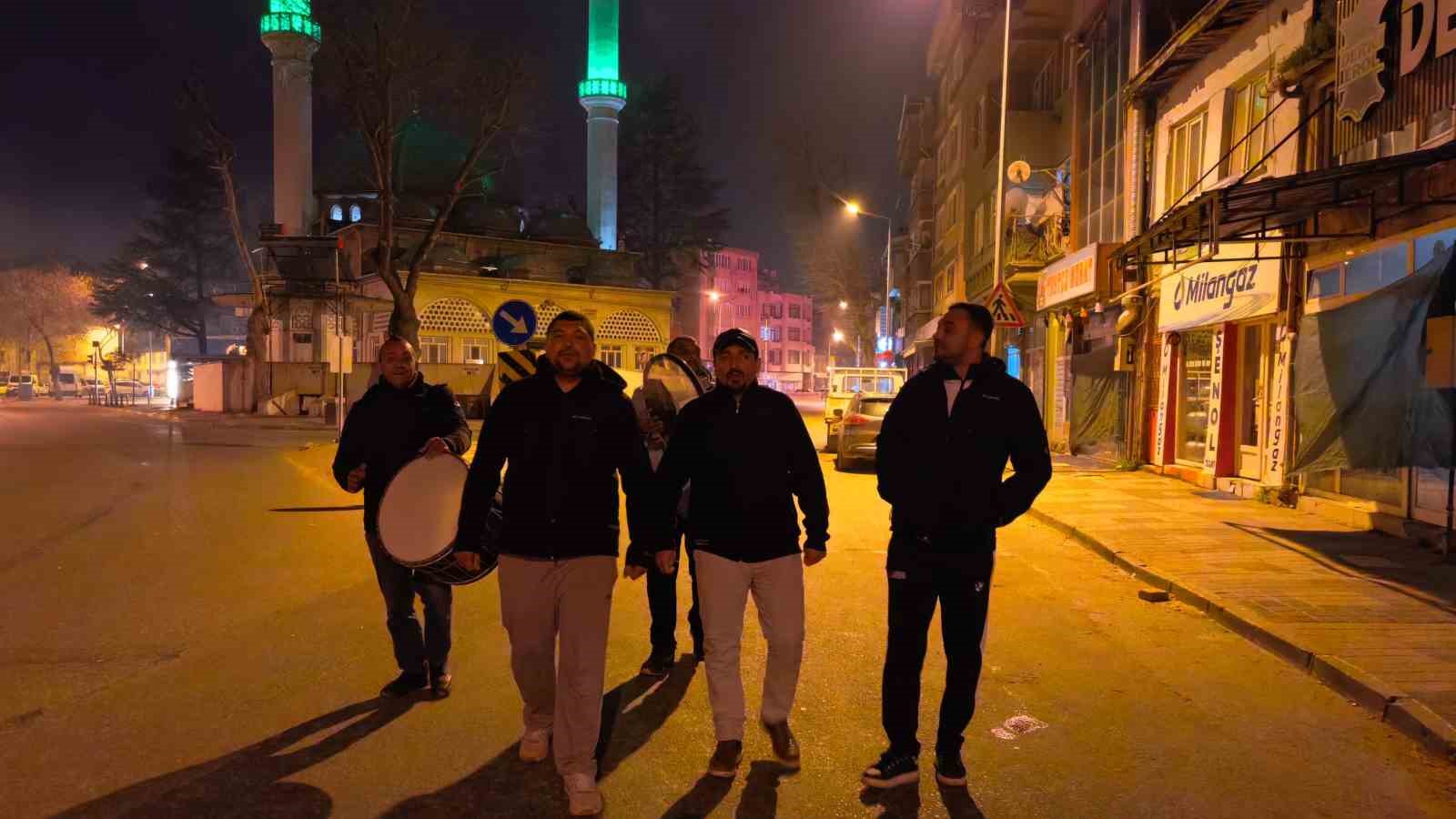 Bursa’da vatandaşlar ilahiler ve beyitlerle sahura kalktı
