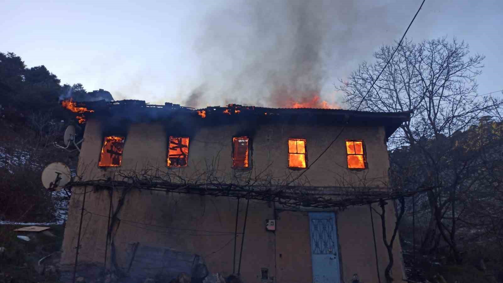 Yaşlı kadın evinde çıkan yangında hayatını kaybetti
