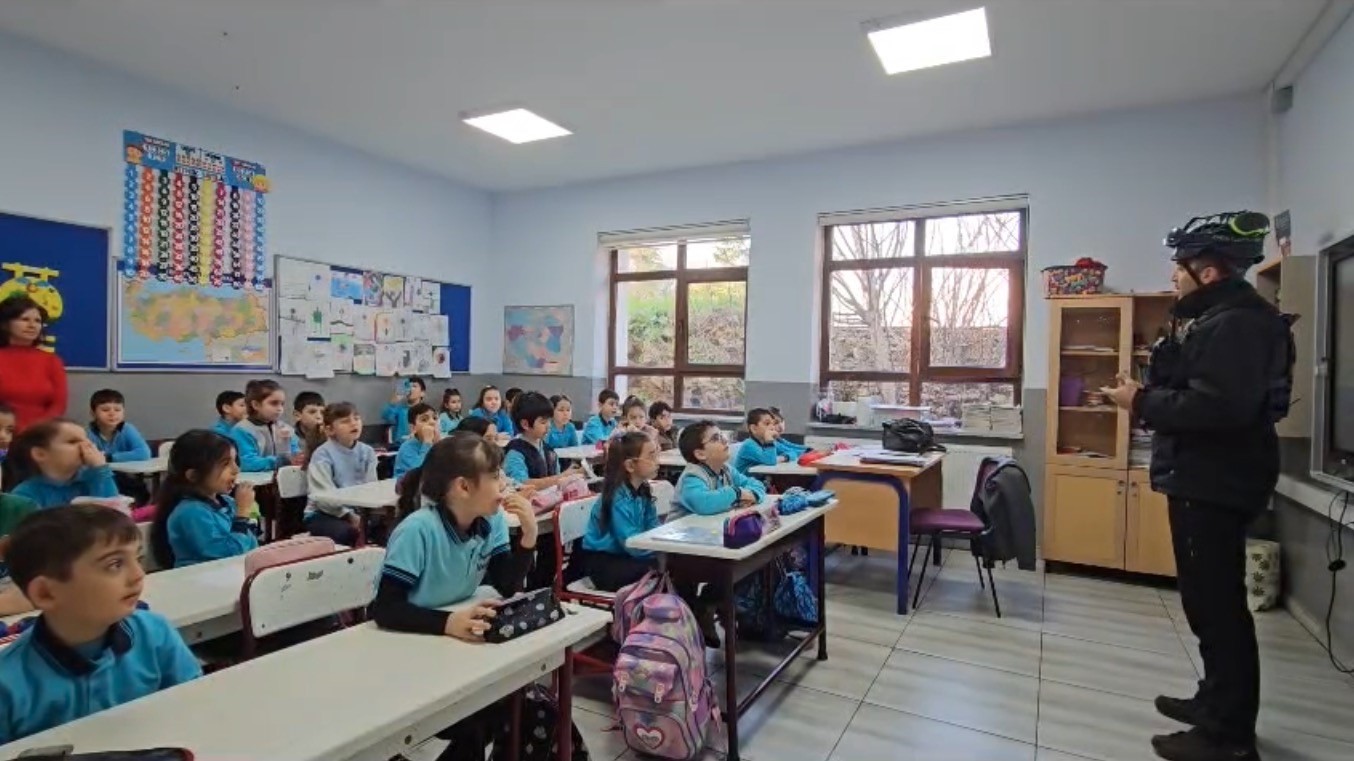 Arama kurtarma köpeği Tipo, öğrencilerin gözdesi oldu
