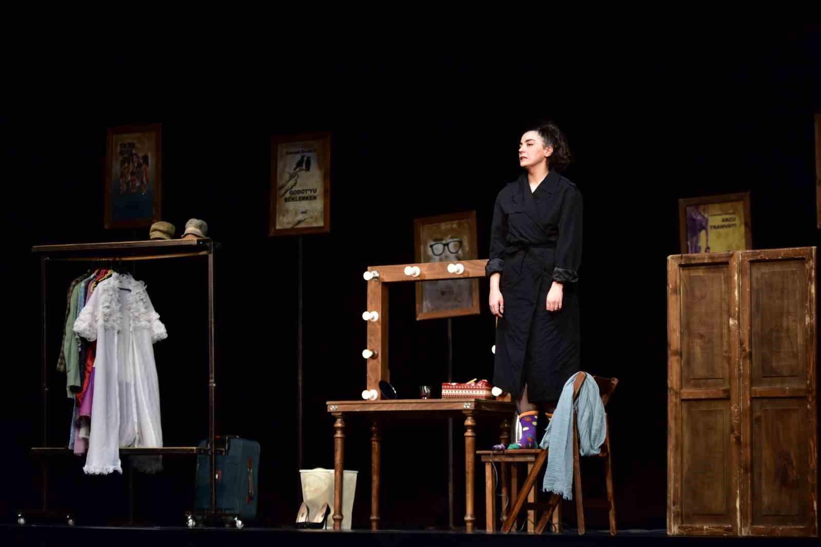 Ödüllü ‘Yan Rol’ Bursa’da ayakta alkışlandı
