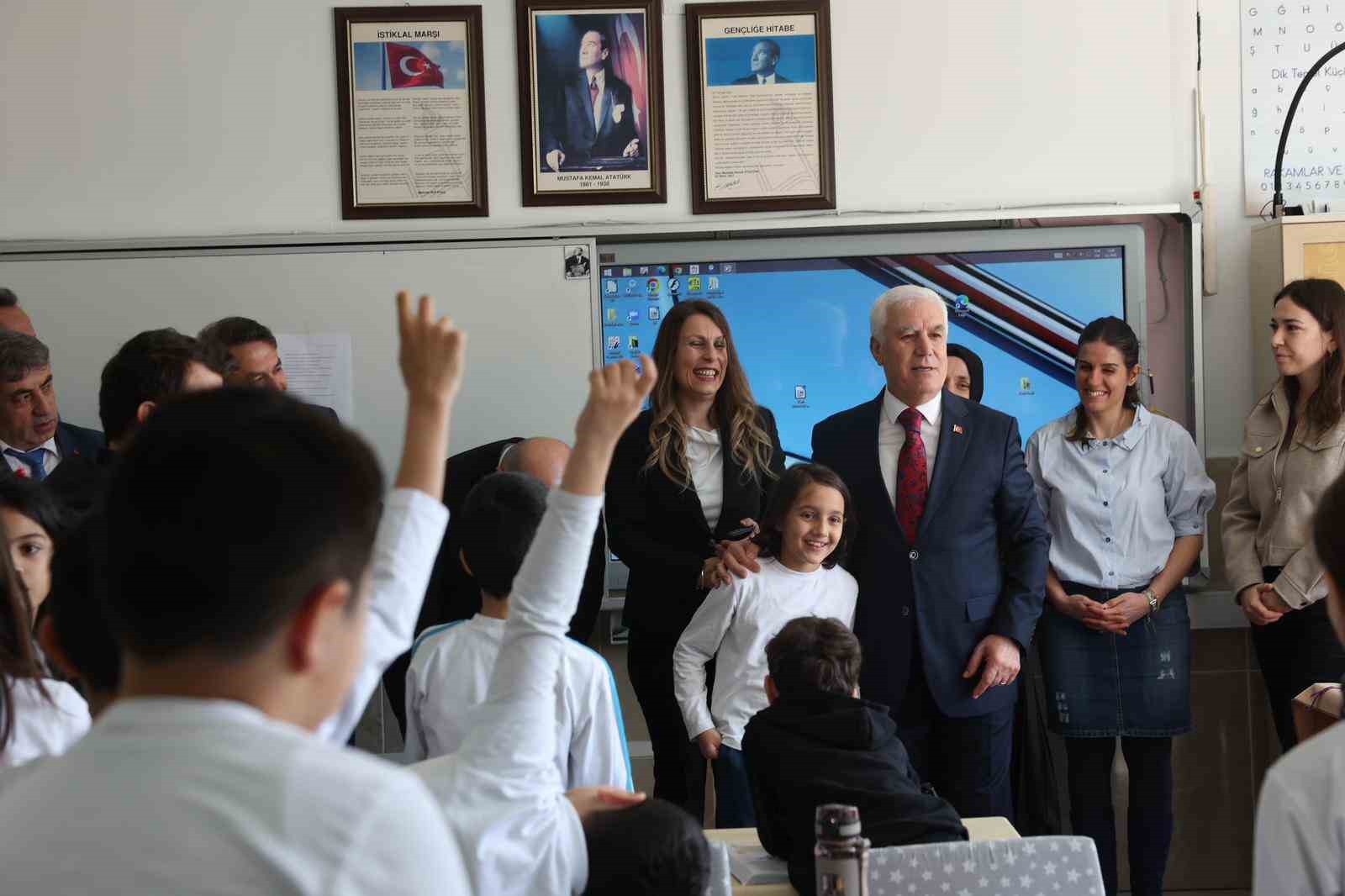 Arkadaşlarına söz verdi, Başkan Bozbey’i sınıfa getirdi
