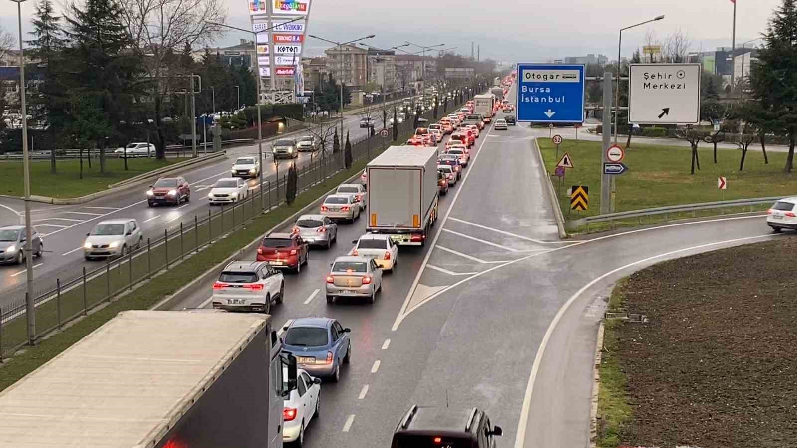 Tatilcilerin dönüş yolculuğu başladı, İnegöl’de trafik durma noktasına geldi
