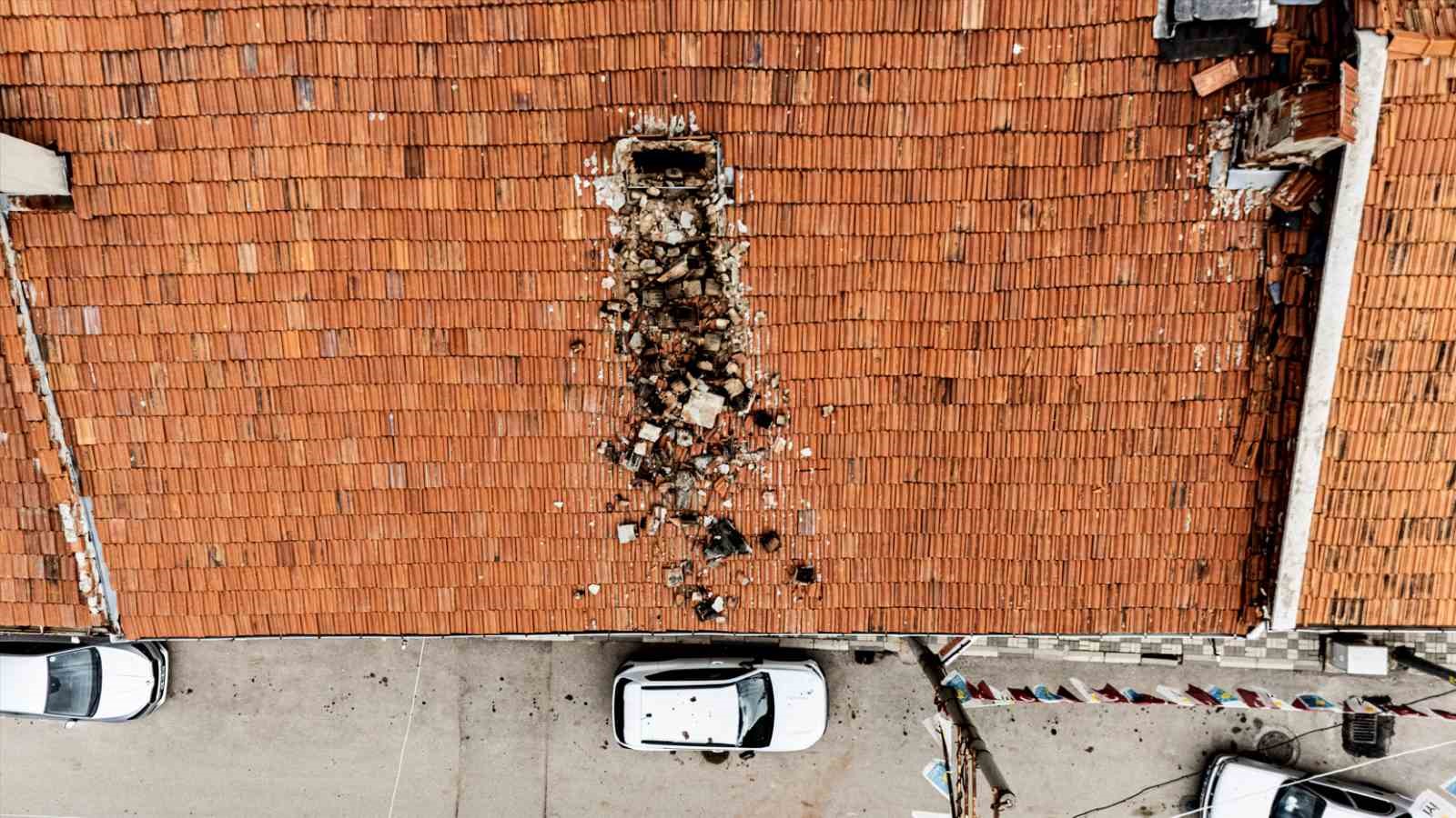 Çürüyen baca otomobilin üzerine yıkıldı
