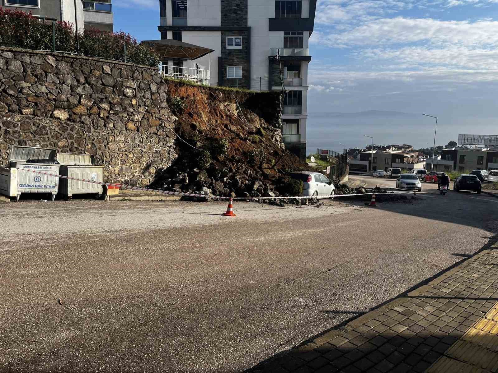 Mudanya’da yağmura dayanamayan istinat duvarı çöktü
