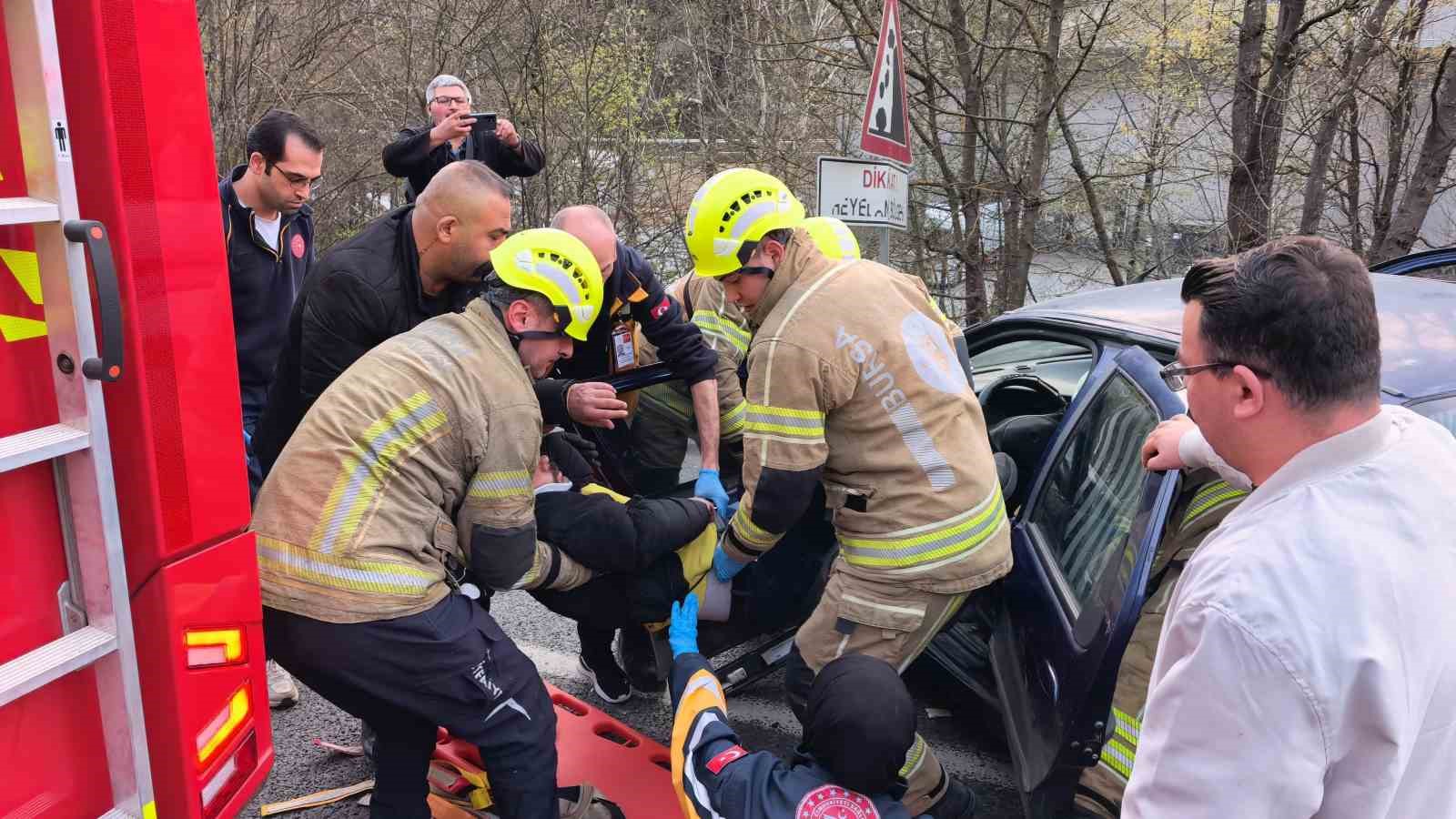 Bursa’da otomobil bariyerlere çarptı: 2 yaralı
