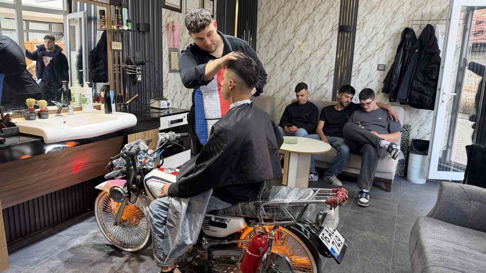 Motosikleti berber koltuğuna dönüştürdü, gençler sıraya girdi
