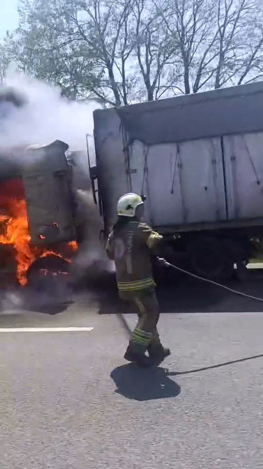 Seyir halindeki tır alev alev yandı
